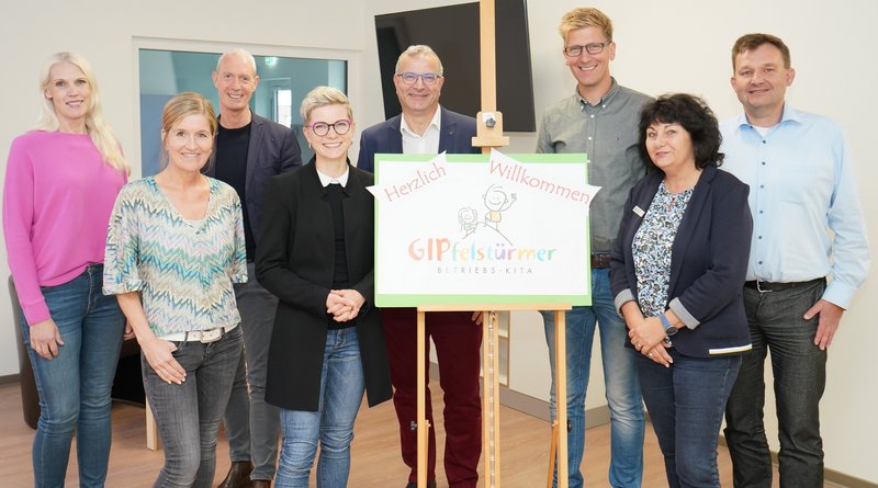 Vertreter der Investorengesellschaft sowie Leitung und Betreiber freuen sich über die Eröffnung der ersten Betriebskita in Nordhorn (von links): Patricia Stepputtis-Gesing (Bentheimer Eisenbahn AG), Jessica Schmidt (Leitung Betriebskita GIPfelstürmer), Thomas Kolde (Lebenshilfe Nordhorn gGmbH), Cindy Pirch (Nordhorner Versorgungsbetriebe GmbH), Gerd Hartwig (Grafschafter Volksbank eG), Sven Moggert (Werkstätten Group), Jutta Lux (Betreiber Lebenshilfe Nordhorn), Ralf Brümmer (Naber GmbH). Von der Investorengesellschaft fehlen: Grafschafter Nachrichten GmbH, Euregio-Klinik GmbH und Landkreis Grafschaft Bentheim.