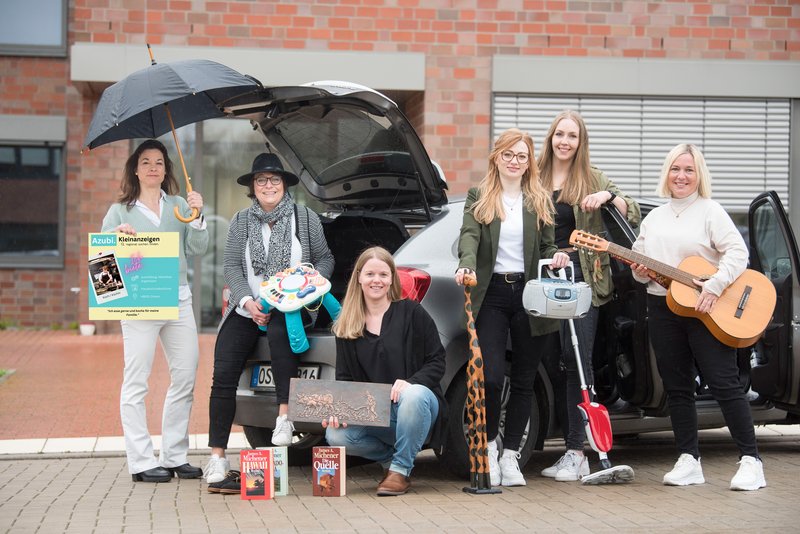 Suchen und Finden mal ganz anders: Die Servicestelle Schule-Wirtschaft und die Ausbildungslotsen der MaßArbeit setzen auf Azubi-Kleinanzeigen, um junge Ausbildungsinteressierte und Betriebe noch für dieses Ausbildungsjahr zusammenzuführen (von links): Katja Bielefeld (Servicestelle Schule-Wirtschaft), Susanne Steininger (MaßArbeit-Bereichsleiterin), Nina Stuckenberg (Ausbildungslotsin), Anja Schütte (Servicestelle Schule-Wirtschaft) sowie die Ausbildungslotsinnen Carolin Pieper und Sandra Petsch. | Foto: MaßArbeit / Uwe Lewandowski