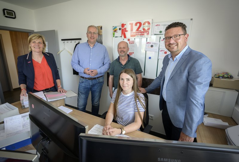 Marion Grofer und Bernd Haverkamp (Zweiter von links) von der J.B. Haverkamp Elektro- und Montagebau GmbH und Thomas Heidker (Dritter von links) vom ArbeitgeberService der MaßArbeit freuen sich mit MaßArbeit-Vorstand Lars Hellmers über die erfolgreiche Vermittlung der Buchhalterin Alesia Mareicheva. Foto: Hermann Pentermann 