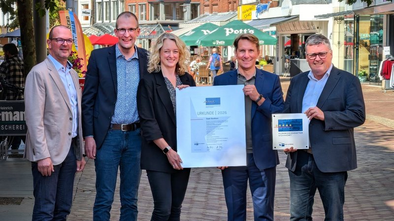 Nordhorn ist als attraktiver Wohnort für Fachkräfte ausgezeichnet. Bei der Urkundenübergabe (von links): Wirtschaftsförderer Karsten Müller, IHK-Projektleiter Christian Weßling, Wirtschaftsförderin Katrin Sepp, IHK-Hauptgeschäftsführer Marco Graf und Bürgermeister Thomas Berling. Foto: Stadt Nordhorn