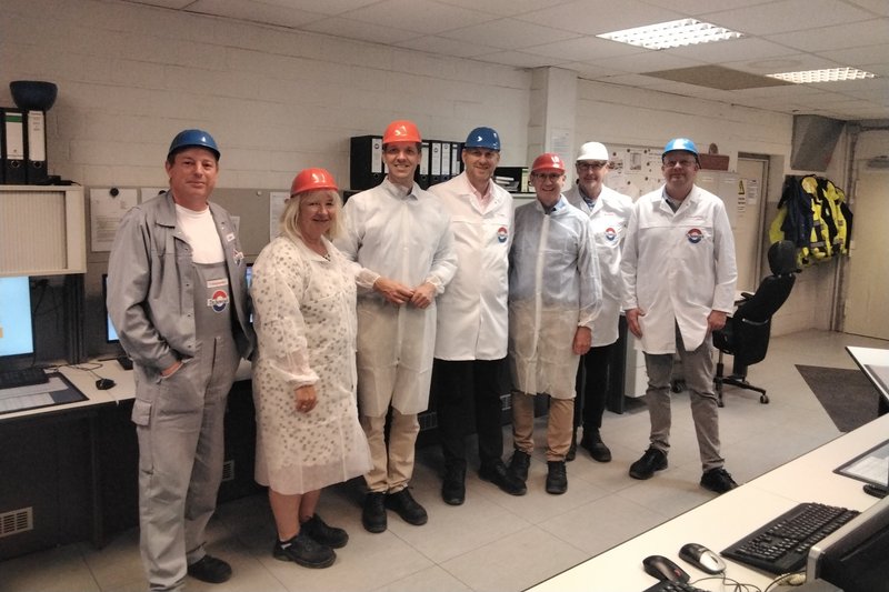 Über die Möglichkeiten einer treibhausgasneutralen Produktion und die Rolle von Wasserstoff sprachen Landrat Dr. Christian Schulze Pellengahr, Billerbecks Bürgermeisterin Marion Dirks und Dr. Jürgen Grüner, Geschäftsführer der wfc Wirtschaftsförderung Kreis Coesfeld mit Vertreterinnen und Vertretern von Dr. Otto Suwelack in Billerbeck. Foto: Martin Korte/Suwelack