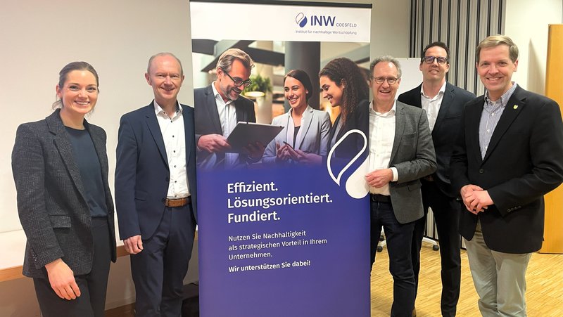 Freuen sich über den Start des INW Coesfeld (von links): Eliza Diekmann (Bürgermeisterin der Stadt Coesfeld), Berthold te Vrügt (Aufsichtsratsvorsitzender des INW Coesfeld), Dr. Jürgen Grüner, Carsten Schröder (beide Vorstand des INW Coesfeld) und Landrat Dr. Christian Schulze Pellengahr. Foto: Sabrina Becker