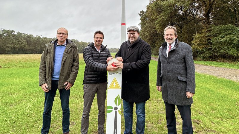 Nahmen die Windkraftanlage in Reken in Betrieb (von links): Josef Wenning (Allgemeiner Vertreter des Bürgermeisters Gemeinde Reken und hauptverantwortlich für den Bau der WKA), Ron Keßeler (Geschäftsführer Stadtwerke Borken und Emergy), Rekens Bürgermeister Manuel Deitert und Hans-Georg Althoff (Geschäftsführer Gemeindewerke Reken). Foto: Emergy