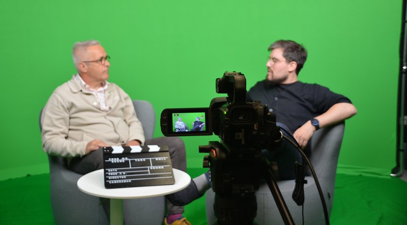Podcasts und Videos für die Beschäftigten von Giesker & Laakmann nehmen Christian Bolz (links BGM) und Justus Ratzmann (Video) im unternehmenseigenen Film- und Tonstudio auf. Foto: wfc