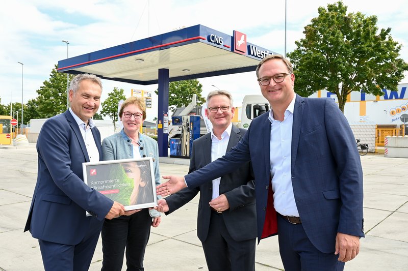 Freuen sich über die neue Bio-CNG-Tankstelle in Coesfeld (von links): Andre Stracke (Leiter Mobility, Westfalen), Ulrike Fascher (stellvertretende Bürgermeisterin Coesfeld), Diplom-Ingenieur Stefan Bölte (Geschäftsführer, Wirtschaftsbetriebe Kreis Coesfeld) und Thorsten Feldt (Geschäftsführer Remondis Region West). Foto: Westfalen AG Münster