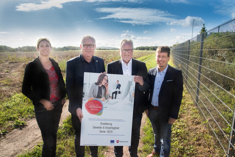 Freuen sich über die Fördermittel (von links): Susanne Menke, Prokuristin bei der oleg, Bürgermeister Erik Ballmeyer, oleg-Geschäftsführer Siegfried Averhage und Michael Borgmeier, Leiter Fachdienst Planen und Bauen bei der Gemeinde Ostercappeln, freuen sich über die GRW-Förderung. Foto: Uwe Lewandowski
