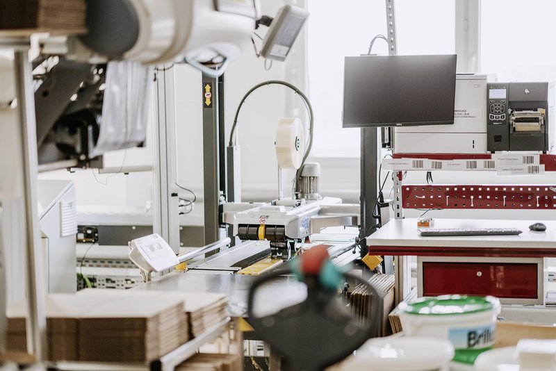 Bei Brillux hat Baving ergonomische Packplätze (links) sowie ein modulares Rollenbahnsystem eingerichtet.