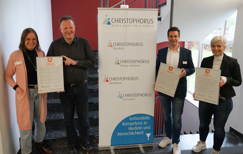 Die Einrichtungen der Christophorus Gruppe setzen sich seit vielen Jahren für die Vereinbarkeit von Beruf und Pflege ein. Nun haben die Verantwortlichen Dr. Jan Deitmer (Geschäftsführer der Christophorus Kliniken und Klinik am Schlossgarten, Zweiter von rechts), Jochen Fallenberg (Geschäftsführer Christophorus Pflege + Wohnen, Zweiter von links), Angele Daalmann (Beruf und Leben, links) sowie Beate Hörbelt (Leiterin Brückenteam) die Charta aus dem Landesprogramm NRW entgegengenommen. Foto: Christophorus Gruppe 