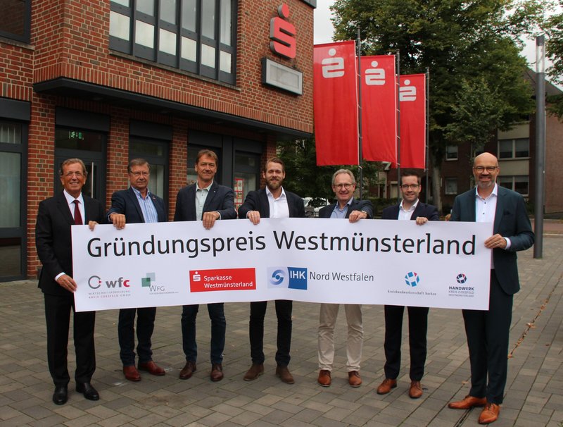 Starteten die Bewerbungsphase des neuen Gründungspreis Westmünsterland (von links): Heinrich-Georg Krumme (Vorstandsvorsitzender Sparkasse Westmünsterland), Günter Kremer (Kreishandwerksmeister Borken), Andreas Baumeister (Kreishandwerksmeister Coesfeld), Dr. Daniel Schultewolter (Geschäftsführer WFG für den Kreis Borken), Dr. Jürgen Grüner (Geschäftsführer wfc Wirtschaftsförderung Kreis Coesfeld), Sven Wolf (IHK-Standortleiter Westmünsterland), Heiko Hüntemann (stellvertretendes Vorstandsmitglied der Sparkasse Westmünsterland). Foto: wfc
