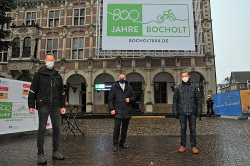 Das Logo zum 800-jährigen Jubiläum der Stadt Bocholt wurde am historischen Rathaus präsentiert. (Foto: Bruno Wansing)