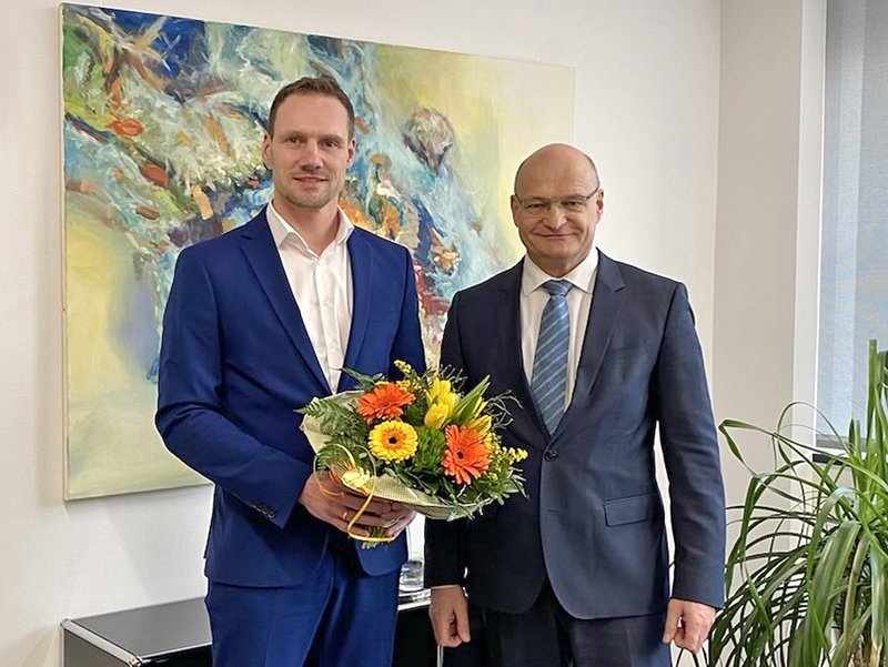 Landrat Martin Sommer (rechts) gratuliert dem neuen Geschäftsführer der WESt Christian Holterhues zur einstimmigen Wahl. Foto: Kreis Steinfurt, Carina Exeler