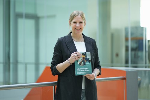 Marloes Göke mit ihrem Buch „Selbstständigkeit ohne Selbstaufgabe – Wie Unternehmerinnen und Unternehmer effizienter und zufriedener werden“. Foto: Quelle Göke