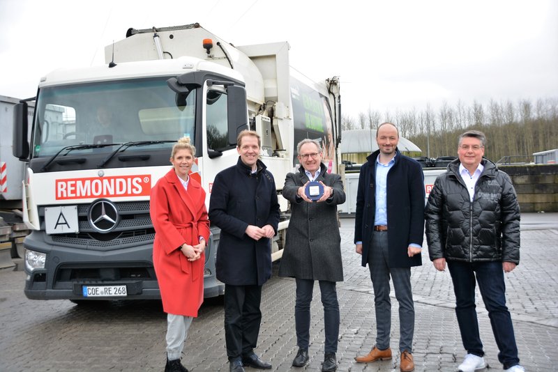 Ein Jahr lang haben die Echtnetz-Boxen in Müllsammelfahrzeugen von Remondisx den Mobilfunkempfang im Kreis Coesfeld gemessen. Jetzt stellten (von links) Julia Hadrossek (bis Ende 2022 Niederlassungsleiterin Coesfeld der Remondis GmbH & Co. KG), Landrat Dr. Christian Schulze Pellengahr, Dr. Jürgen Grüner (Geschäftsführer der wfc), Sebastian Schulze Baek (Mobilfunkkoordinator des Kreises Coesfeld) und Frédéric Dildei (Mitglied der Geschäftsleitung der STF ITech GmbH) die nächsten Schritte vor. Foto wfc