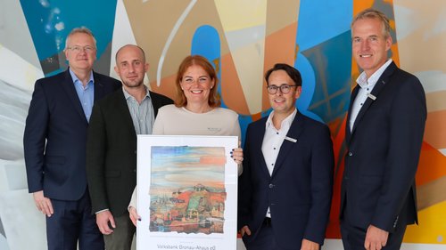 Bei der Urkundenübergabe zum Jubiläum (von links): Georg Kremerskothen (Vorstand), Dr. Fabian Schleithoff (IHK-Geschäftsbereichsleiter/Leiter Standort Westmünsterland), Simone Goertz (Vorstandsvorsitzende), Tobias Kühn (Vorstand) und Boris Testrot (Vorstand). Foto: Volksbank Gronau-Ahaus eG
