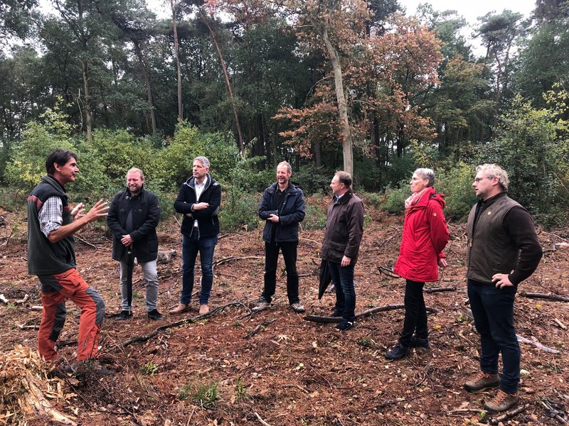 Ortstermin zum Projektauftakt (von links): Holger Eggert (Wald und Holz NRW), David Verstegge (Steps), Ingo Hoff (Hoff und Partner), Martin Hillenbrand (NFG Vorsitzender, Vertreter der Gruppe Naturschutz), Landrat Dr. Kai Zwicker, Edith Gülker (NFG Geschäftsführerin) und Markus Schulze Beikel (Erster Stellvertreter, Vertreter der Gruppe Waldbauern).