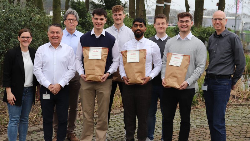 Bei der Zeugnisübergabe (von links): Ausbilderin Heike Verlage, Betriebsratsvorsitzender José Martins, Vorstandsmitglied Christian Kessy sowie Personalleiter Christoph Gantar (rechts) gratulierten den Absolventen zur abgeschlossenen Ausbildung. Foto: apetito