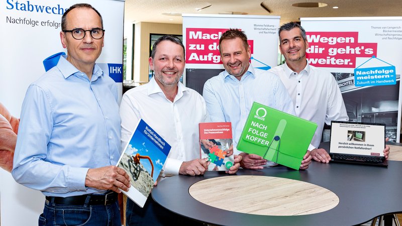Haben den Nachfolgekoffer auf den Weg gebracht (von links): Enno Kähler (IHK), Ingo Claus (Kern Unternehmensberatung), Axel Kolhosser (WIGOS-UnternehmensService) und Dirk Lebeda (HWK). Foto: Miriam Loeskow-Bücker