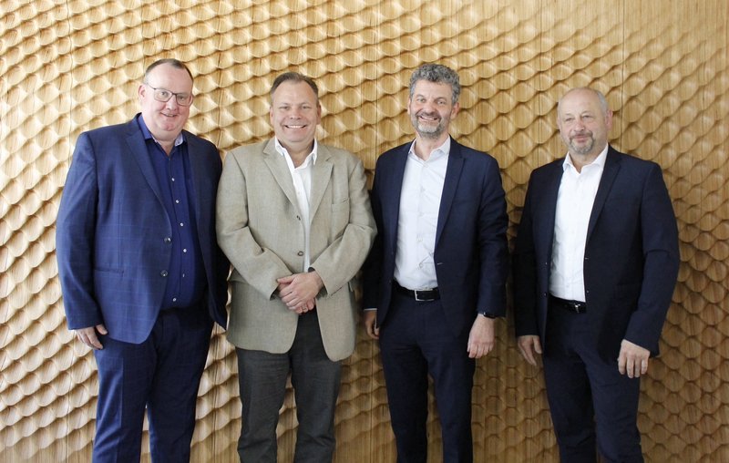 Bernhard ter Hürne (Geschäftsführer ter Hürne in Südlohn, links) bildet weiterhin gemeinsam mit (von rechts) Volker Kettler, Dr. Peter Hamberger und Michael Schmid den Vorstand des Verbands der Deutschen Parkettindustrie. Foto: vdp