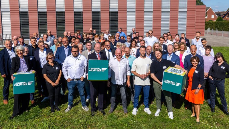 Landrat Dr. Olaf Gericke (erste Reihe, Vierter von links) und gfw-Geschäftsführerin Petra Michalczak-Hülsmann (links) prämierten 24 Unternehmen aus dem Kreis Warendorf als „Digitalpiloten“. Foto: Foto: MünsterView/Heiner Witte