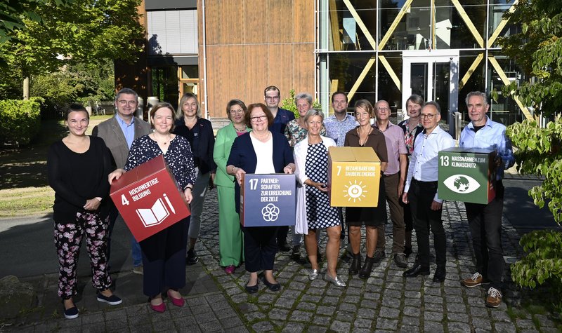 Zum Projektauftakt im HBZ Münster begrüßten Geschäftsführerin Katharina Semmler (Dritte von links) und Projektleiterin Sabine Heine (Sechste von links) alle Beteiligten am „Energie Booster“. Foto: Andreas Buck