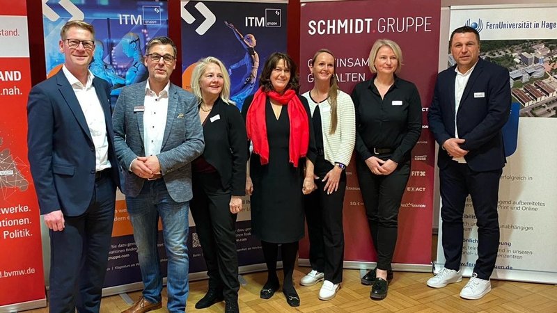 Bei der Auftaktveranstaltung von „Unternehmen Hörsaal“ (von links): Markus Lammerding (ITM Gruppe), Berthold Mühlenkamp (BVMW Münsterland), Professor Dr. Ada Pellert (FernUniversität in Hagen), Kirsten Pinkvoss (FernUniversität in Hagen), Ursula Dertmann (Campus Coesfeld), Martina Stöppel (Campus Coesfeld) und Daniel Mauritz (Schmidt Gruppe) Foto: BVMW