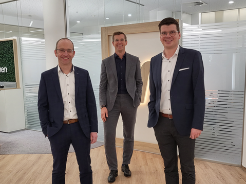 Vorstandssprecher Frank Overkamp (Mitte) mit Thomas Rotering (links) und Andreas Schmeing Foto: Volksbank Gronau-Ahaus