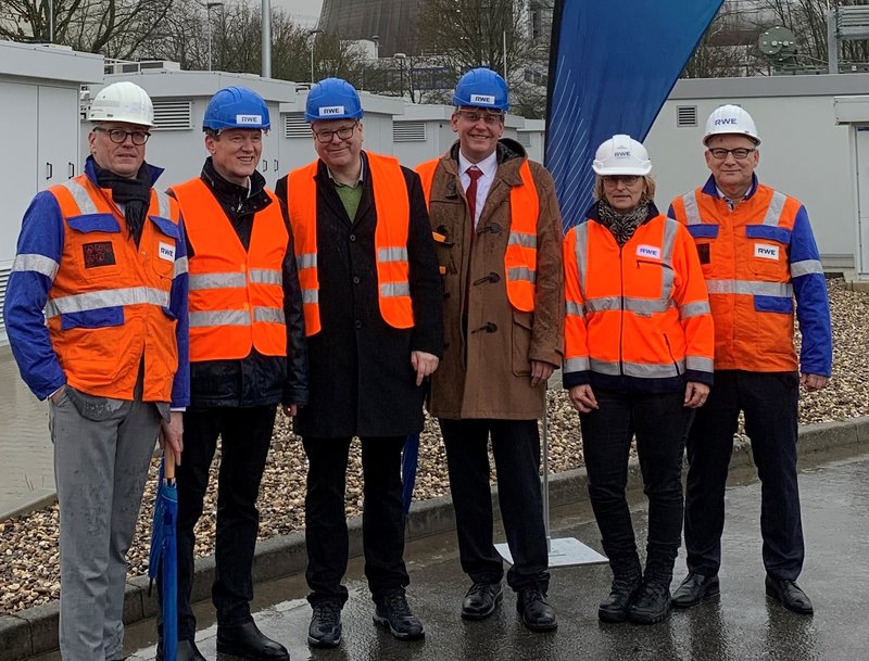Vertreterinnen und Vertretern aus der Politik und dem Energieunternehmen RWE haben zusammen mit dem niedersächsischen Energie- und Umweltminister Christian Meyer in Lingen den deutschlandweit ersten Megabatteriespeicher in Betrieb genommen. Foto (Quelle): Stadt Lingen