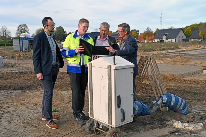 Beim gemeinsamen Ortstermins warfen (von links) Klimaschutzmanager Tobias Reuter, SWTE Netz-Ingenieur Christoph Mersch, Philipp Hänsel, Fachbereichsleiter Planen und Bauen, sowie Christian Ungruh, Leiter Bürgerdienste, einen Blick auf die Ergebnisse der Probebohrungen.