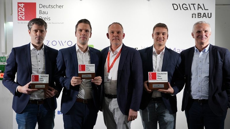 Bei der Verleihung des Deutschen Baupreises (von links): Das Team von Heitkamp & Hülscher mit Klaus Vennekötter, Marius Hülscher, Professor Dr.-Ing. Marco Einhaus (BG Bau), Lennart Stöckert und Erwin Hülscher. Foto: Heitkamp & Hülscher