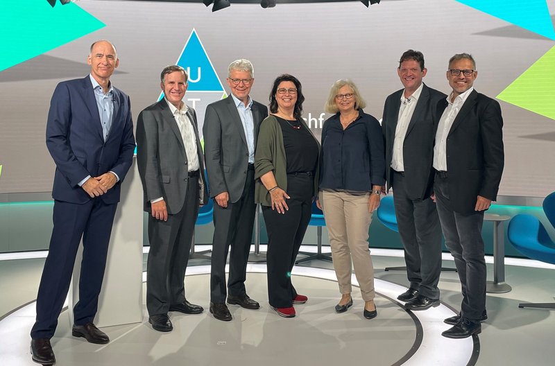 Präsentierten die Ergebnisse des Nachfolgemonitors 2023 (von links): Dr. Michael Munsch (Creditreform Rating AG), Dr. Nikolaus Paffenholz (IHK Düsseldorf), Manfred Thivessen (Bürgschaftsbank NRW), Jeannette Peters (Moderation), Christine Währisch (Referatsleiterin Bürgschaften, Unternehmenssicherung und -finanzierung im NRW-Wirtschaftsministerium), Professor Dr. Holger Wassermann (FOM Hochschule) und Professor Dr. Carsten Kruppe (FOM Hochschule). Foto: FOM Hochschule