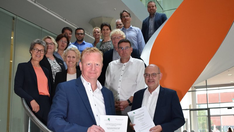 René Duvinage (Vorsitzender der Geschäftsführung der Agentur für Arbeit in Nordhorn, vorne links) und Landrat Uwe Fietzek (vorne rechts) haben eine Assoziierungsvereinbarung unterschrieben. Foto: Landkreis Grafschaft Bentheim