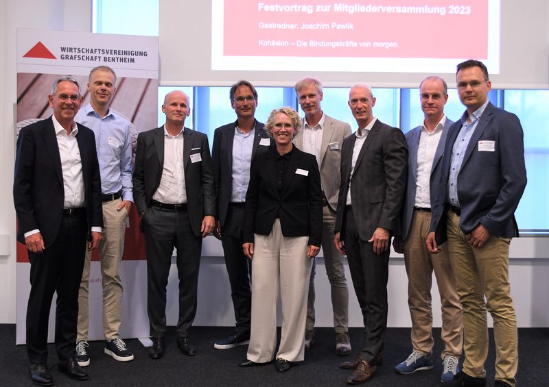 Festredner Joachim Pawlik (Dritter von links) und Geschäftsführerin Gitta Mäulen (Mitte) mit dem Vorstand der Wirtschaftsvereinigung Grafschaft Bentheim Norbert Jörgens, Gerrit Büter, Klaas Johannink, Wolfgang Wesselink, Thomas Kolde, Dr. Jörg Grundmann und Jochen Anderweit (von links). Foto: Wirtschaftsvereinigung der Grafschaft Bentheim e.V.