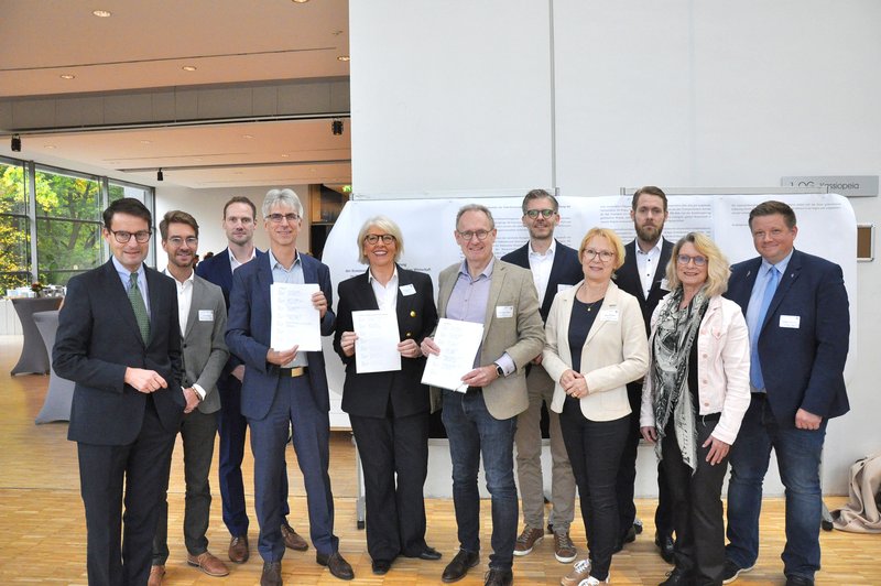 Gemeinsam mit Regierungspräsident Andreas Bothe (links) haben Vertreterinnen und Vertreter von Wirtschaftsförderungen, Kommunen und Unternehmen aus dem Münsterland und der Emscher-Lippe-Region beim Wasserstoff-Gipfel die Unterschriften-Sammlung für eine Gemeinsame Erklärung zum Ausbau der Wasserstoff-Infrastruktur offiziell gestartet. Foto Martin Rühle/WFM Münster