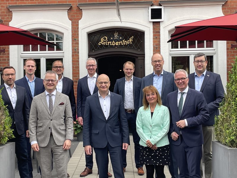 Die Teilnehmenden des Konjunkturgesprächs (vordere Reihe von links): Ansgar Heilker (Volksbank Westerkappeln-Saerbeck), Peter Freitag (Kreisdirektor), Dr. Martin Sommer (Landrat), Jutta Gogräfe (IHK Nord Westfalen), Frank Tischner (Kreishandwerkerschaft ST WAF). Hintere Reihe von links: Christian Holterhues (WEStmbH), Ralf Hölscheidt (Volksbank Ochtrup-Laer), Peter Hensmann (VerbundSparkasse Emsdetten-Ochtrup), Philipp Schultejann (Referent des Landrates), Andreas Hartmann (Volksbank Münsterland Nord) und Heiner Hoffschroer (WVS). Foto: Kreis Steinfurt