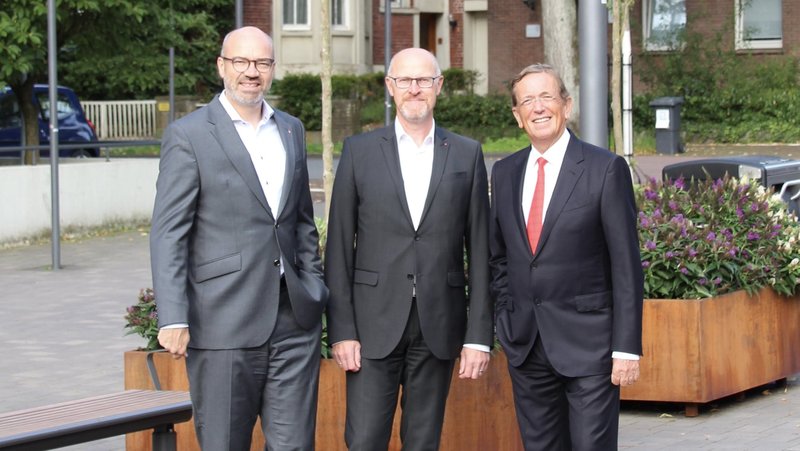 Heinrich-Georg Krumme (Vorstandsvorsitzender der Sparkasse Westmünsterland, rechts), Olaf Büchter (Regionalleiter Haltern am See, Mitte) und Heiko Hüntemann (stellvertretendes Vorstandsmitglied Sparkasse Westmünsterland). | Foto: Sparkasse Westmünsterland