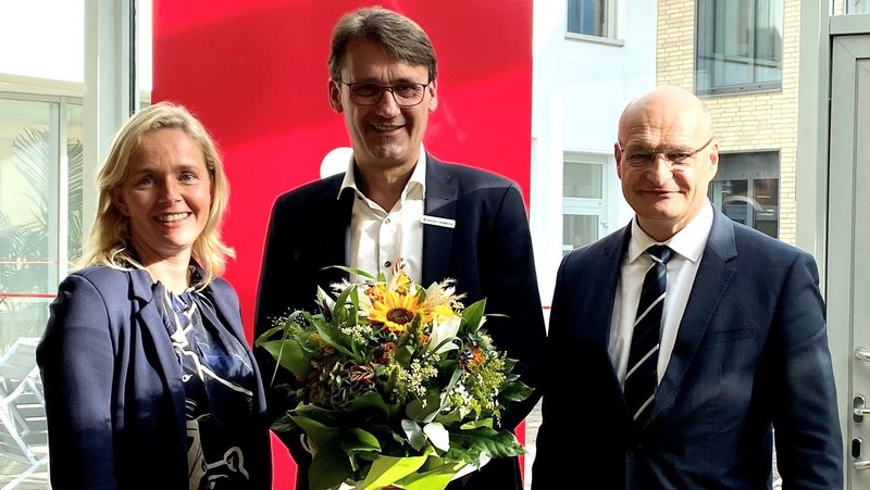 Christina Rählmann (Bürgermeisterin Mettingen und Vorsitzende der Zweckverbandsversammlung) und Dr. Martin Sommer (Landrat Kreis Steinfurt und Vorsitzender des Verwaltungsrates, rechts) gratulieren dem Vorstandsvorsitzenden Rainer Langkamp zur Vertragsverlängerung bei der Kreissparkasse Steinfurt. Foto: Kreissparkasse Steinfurt