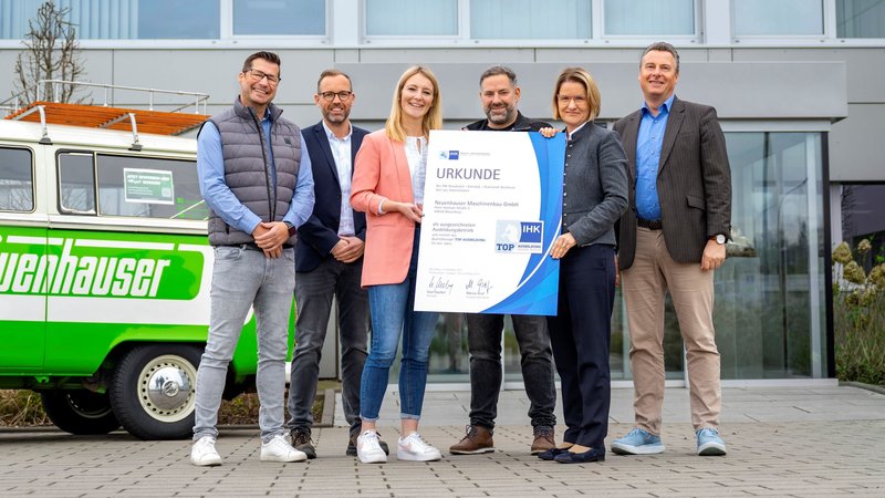 Bei der Verleihung des IHK-Siegels „Top Ausbildung“ (von links): Kai Derks (Personalreferent Neuenhauser Maschinenbau), Patrick Meyer (Betriebsleiter Neuenhauser Maschinenbau), Janine Jeurink (Personalreferentin Neuenhauser Maschinenbau), Kai Berends (Ausbilder Neuenhauser Maschinenbau), Juliane Hünefeld-Linkermann (Geschäftsbereichsleiterin Aus- und Weiterbildung IHK Osnabrück-Emsland-Grafschaft Bentheim) und Rüdiger Schury (Vorstandsmitglied Neuenhauser Maschinenbau). Foto: Schöning Fotodesign, Meppen