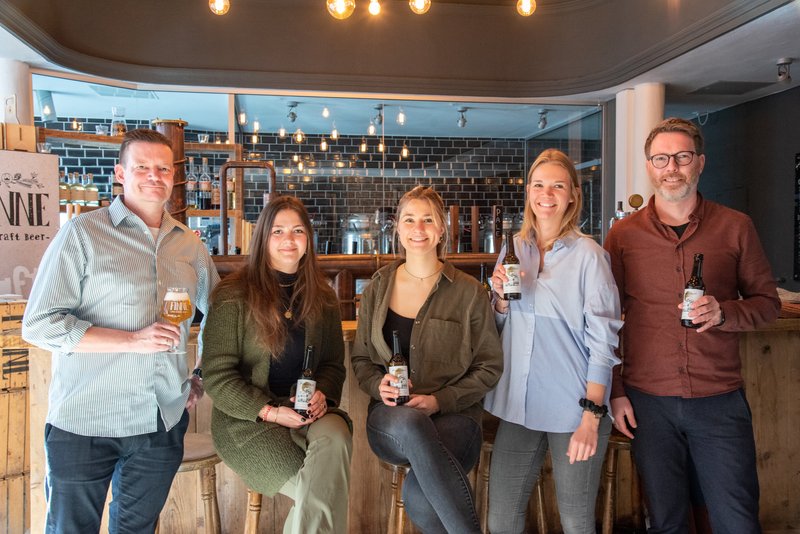 In Münster begleitete Professor Dr. Thorsten Sander (links) die Kreation des Friedensbieres mit Studentinnen der Oecotrophologie (Mitte) und Florian Böckermann (rechts), Geschäftsführer der Finne Brauerei, in der das Friedensbier in Münster gebraut wird. | Foto: FH Münster/Michelle Liedtke