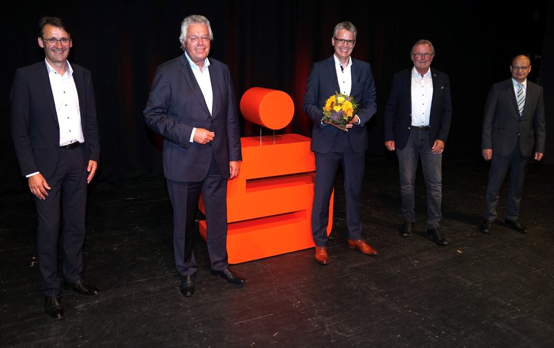 Landrat Dr. Martin Sommer (rechts; Vorsitzender des Verwaltungsrates) und Rainer Lammers (Zweiter von rechts; Vorsitzender der Zweckverbandsversamm-lung) gemeinsam mit Carl-Christian Kamp (Mitte), Heinz-Bernd Buss (Zweiter von links.) und Rainer Langkamp (links).