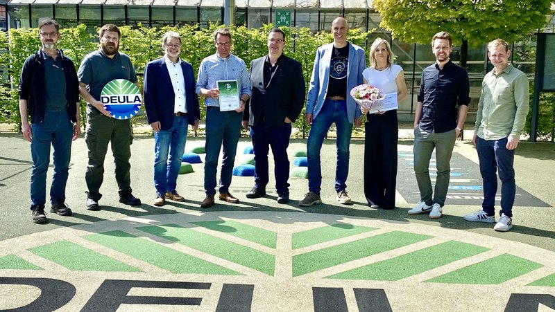 Bei der Übergabe des Zertifikats (von links): Nicol Heß, Richard Poppenborg (beide Deula), Torsten Papke (SVLFG), Björn Plaas (Geschäftsführer DEULA), Klemens Simon (bestellter Berater „Prävention“ der SVLFG), Andreas Roters (SVLFG), Angela Buhne (Geschäftsleitung Deula), Johannes Klönne (Geschäftsführer Foster Arbeitsschutz), Hermann Lenting (Fachkraft für Arbeitsschutz Foster Arbeitsschutz). Foto: Mike Atig