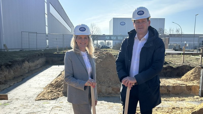 Geschäftsführerin Heike Schürkötter und Geschäftsführer Guido Schürkötter beim Spatenstich für den Neubau der Verwaltung. Foto: Salvus Mineralbrunnen GmbH