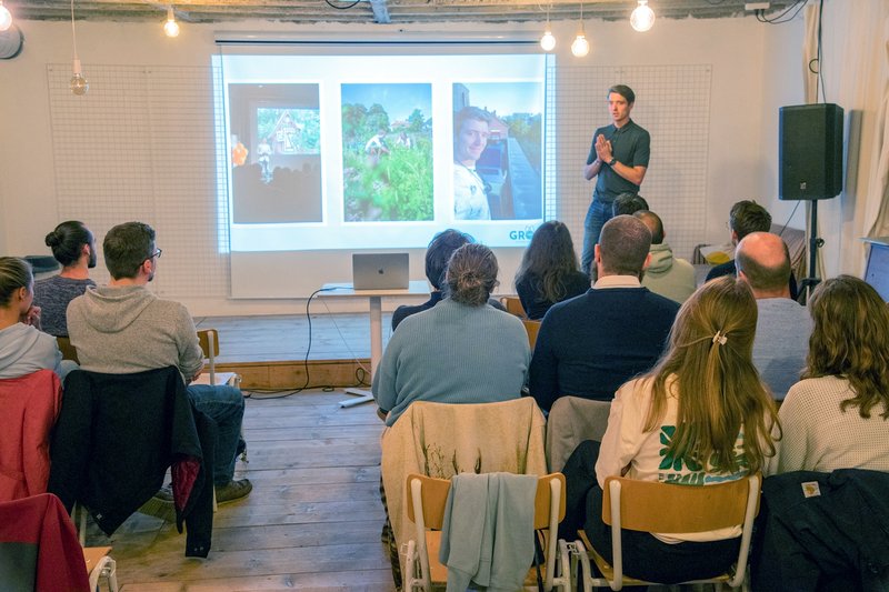 Münsters Social-Entrepreneurship-Szene vernetzte sich bei der fünften Social Impact Night in der Trafostation. Hier im Bild: GROME-Gründer Hanno Weimer. Foto: FH Münster/Frederik Tebbe 