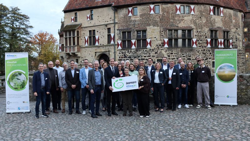 Sieben Betriebe wurden für ihre erfolgreiche Teilnahme an der vierten Runde des Beratungs- und Qualifizierungsprogramms Ökoprofit ausgezeichnet. Foto: Kreis Coesfeld, Insa Waltermann.