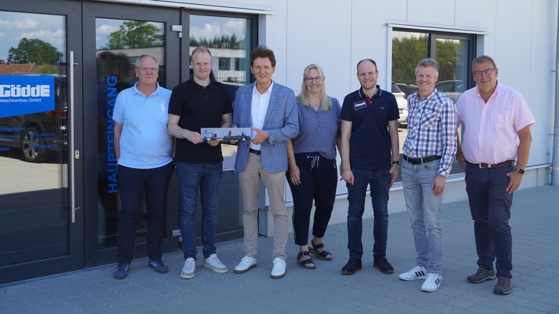 Besichtigung am neuen Standort (von links): Geschäftsführer Bernhard und Johannes Gödde, Oberbürgermeister Dieter Krone, stellvertretende Ortsbürgermeisterin Sandra Barkmann, Projektleiter Neubau Bernd-Christian Gödde, Dietmar Lager von der städtischen Wirtschaftsförderung und Martin Koopmann von dem Wirtschafts- und Grundstücksausschuss. Foto: Stadt Lingen