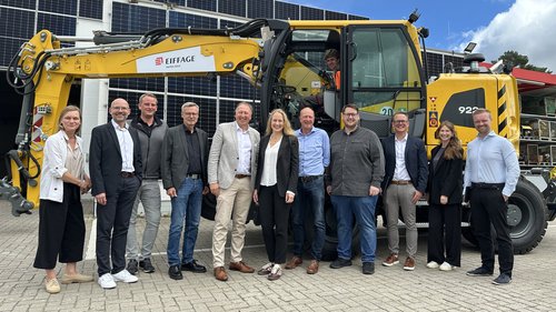 Tauschten sich beim Besuch von Eiffage Infra-Nordwest aus (von links): Stefanie Weber (Welcome & Work Center Landkreis Osnabrück), WIGOS-Geschäftsführer Peter Vahrenkamp, Marcel Strössner (Eiffage Infra-Nordwest), Wallenhorsts Bürgermeister Otto Steinkamp, Geschäftsführer Manfred Inden, Landrätin Anna Kebschull, Geschäftsführer Frank Sauer, Nils Tiedemann (Gemeinde Wallenhorst), Patrick Otto (Prokurist Eiffage Infra-Nordwest), Lisa-Marie Klein (Eiffage Infra-Nordwest) und Phillip Gast (Personalleiter Eiffage Infra-Nordwest). Foto: Sandra Joachim-Meyer