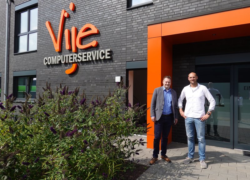 Axel Kolhosser vom WIGOS UnternehmensService (links) informierte sich bei Markus Vije, Geschäftsführer Vije Computerservice in Bramsche, unter anderem über die Recruiting-Aktivitäten. Foto: Sandra Joachim-Meyer
