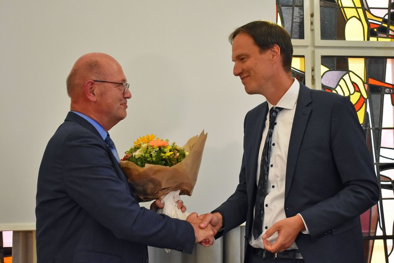 Landrat Uwe Fietzek (links) verabschiedete den Ersten Kreisrat Dr. Michael Kiehl im Rahmen der letzten Kreistagssitzung. Foto: Landkreis Grafschaft Bentheim
