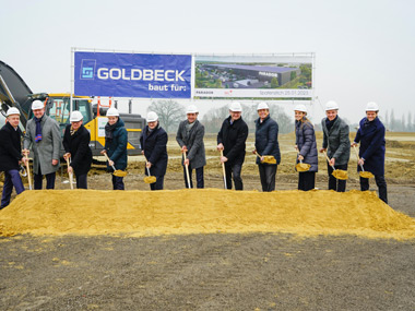 In Coesfeld ist jetzt der erste Spatenstich am neuen Parador-Logistikzentrum erfolgt. Foto: Parador.