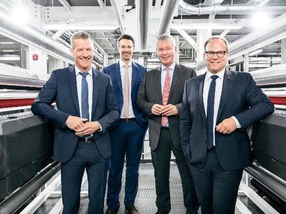 Ab dem 1. Januar 2024 übernimmt Dr. Falco Paepenmüller (rechts) das Amt des CEO von Peter Steinbeck (Zweiter von rechts), der in den Aufsichtsrat wechselt. Martin Schulteis (links) und Sascha Witt bleiben im Vorstand. Foto: W&H