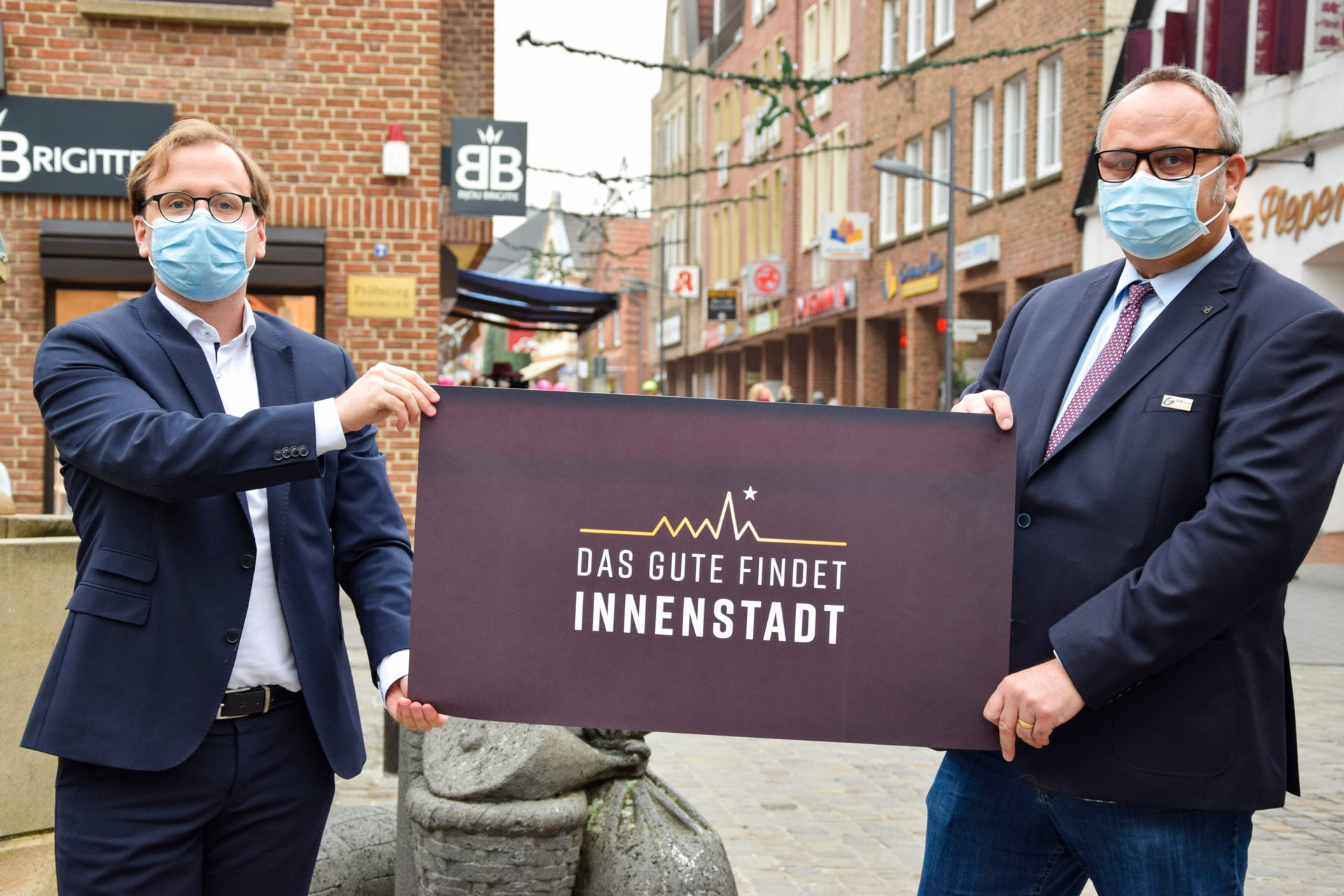 Bürgermeister Dietrich Aden (links) und Wirtschaftsförderer Stefan Deimann wollen die Grevener Innenstadt stärken.